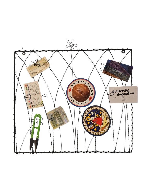 Oppslagstavle med blomster i ståltråd