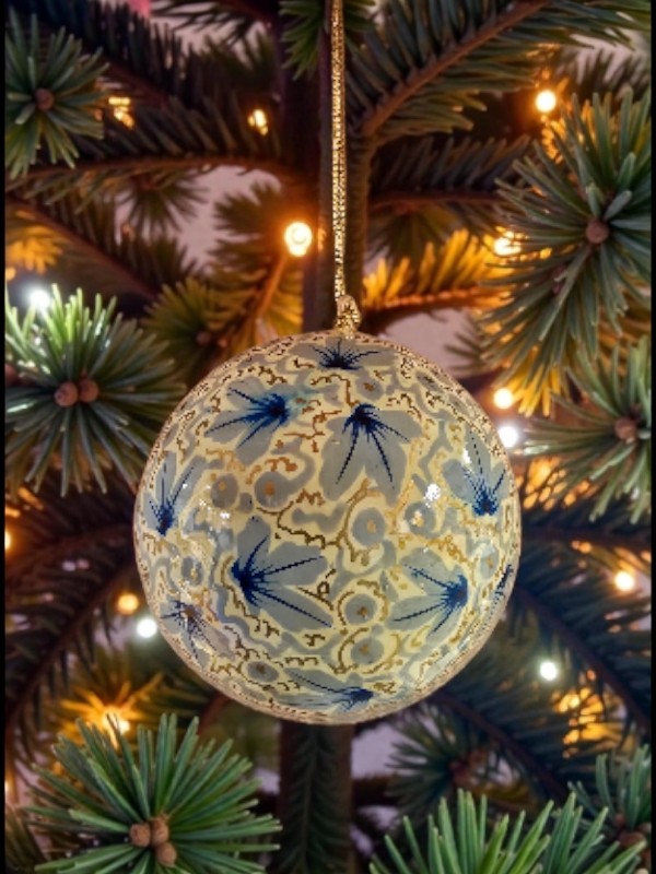 Hvit og blå håndlaget julekule
