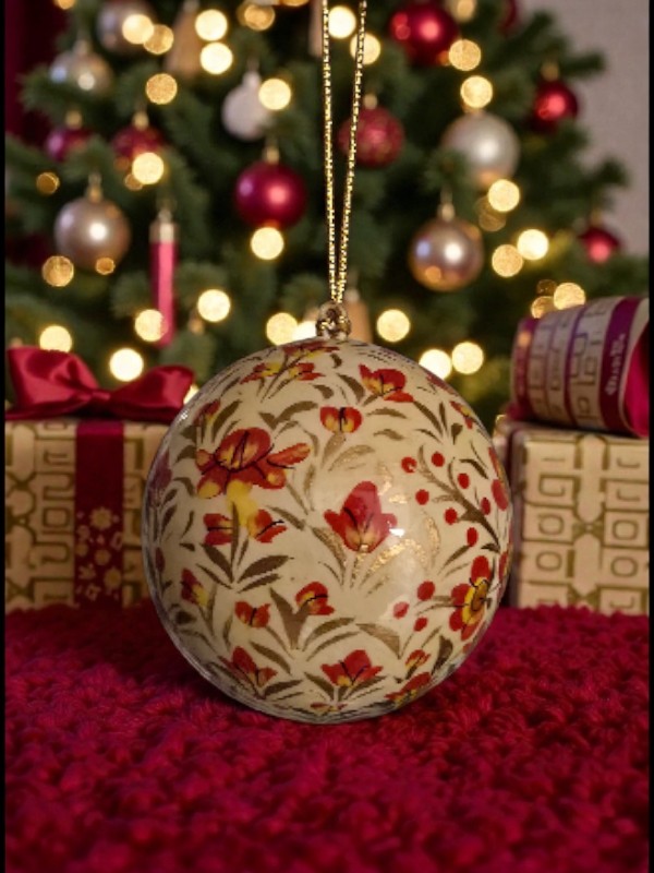 Håndmalt hvit julekule med røde blomster