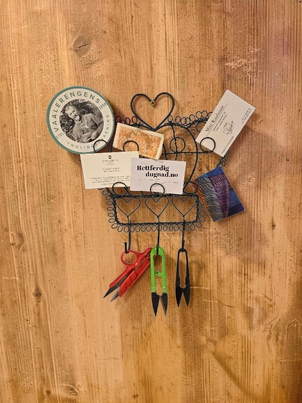 Hjerteformet oppslagstavle i ståltråd