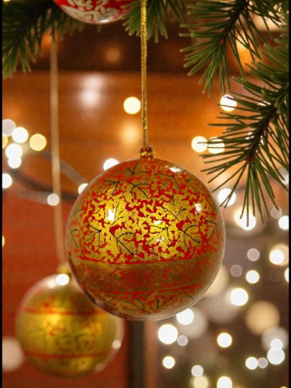 Rød og gyllen håndlaget julekule
