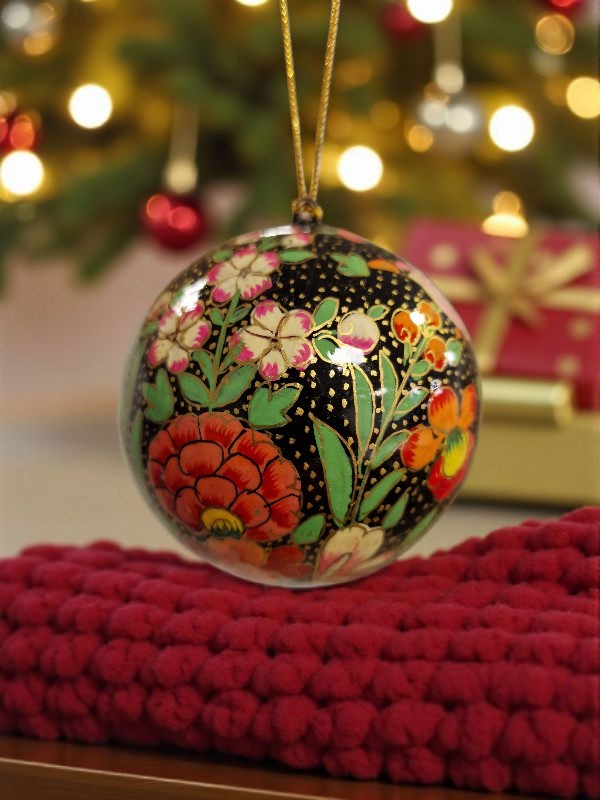 Unik håndlaget sort julekule med blomster